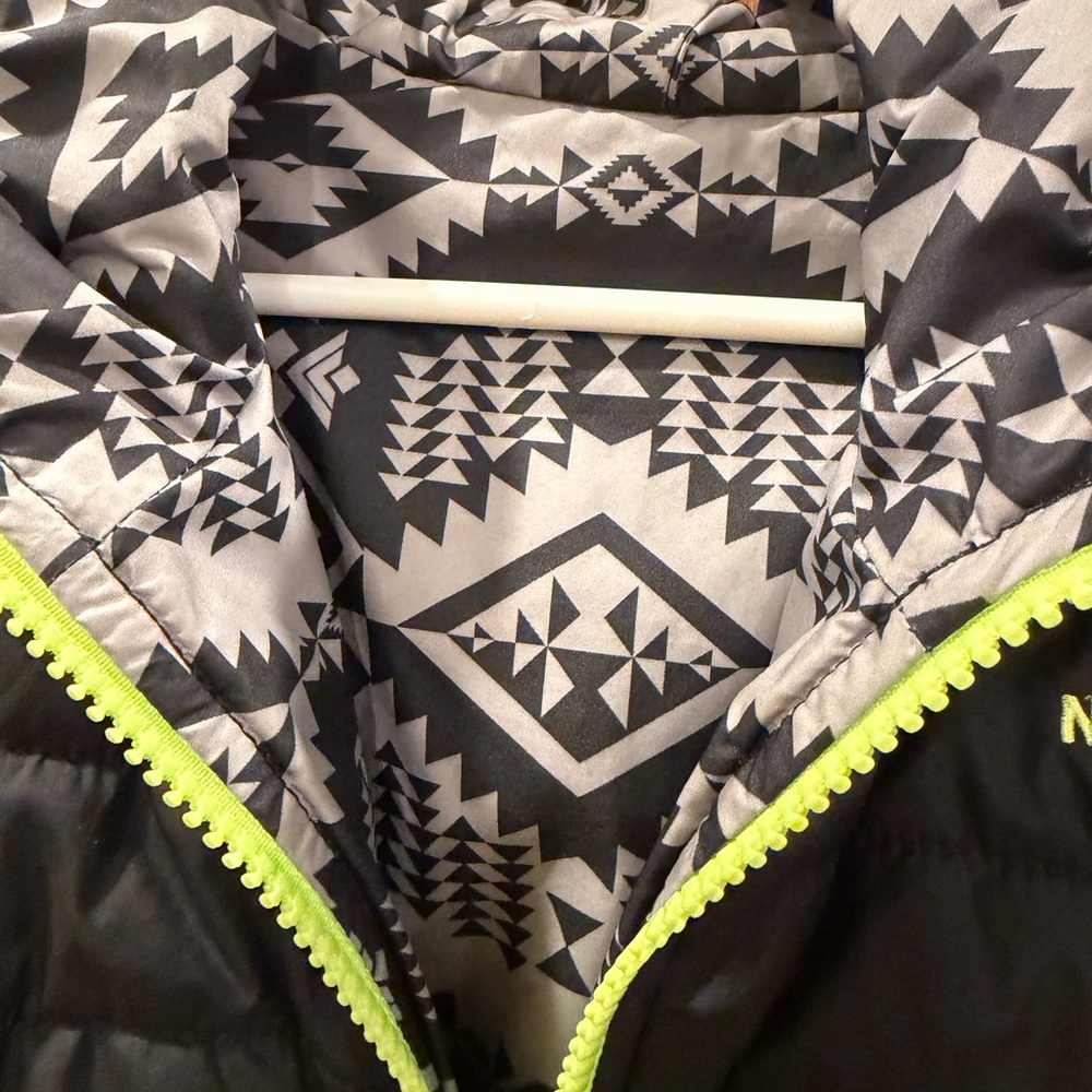 The North Face Jacket boys 4T - Picture 3 of 9